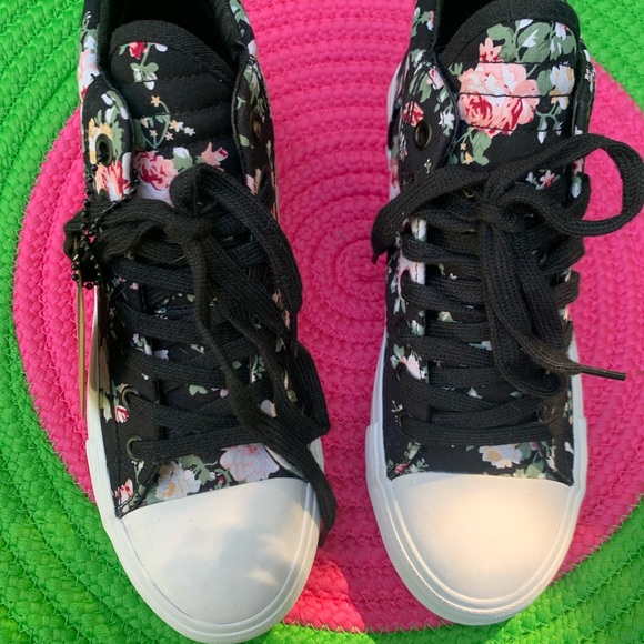 High top flower converse style shoes ❤️ - Picture 2 of 6